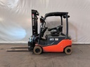 Toyota 8FBMT20 2Ton Elektro 4 Rad Gabelstapler Zinkenversteller 3